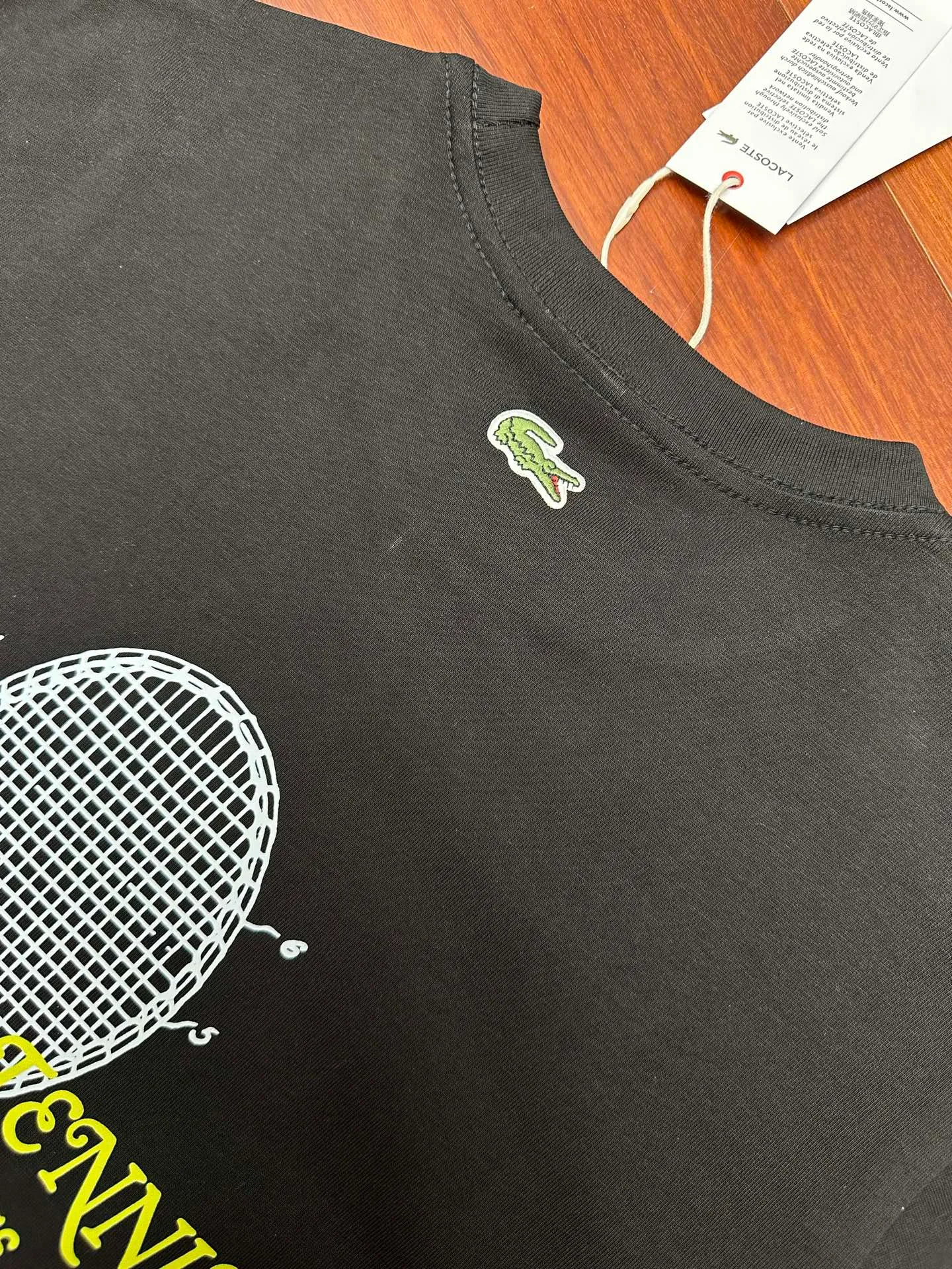 🔥P100💰LACOSTE/French Crocodile 2026 Summer New Arrival fashionable printed round neck short-sleeved loose embroidered T-shirt. Selected high-quality 32-count 230g pure cotton fabric, soft and skin-friendly, breathable and sweat-absorbent. Say goodbye to hot and sticky summer wear. The chest pays homage to the embroidered name letter pattern of the brand founder, and the imported Tajima embroidery technology has bright colors and smooth craftsmanship. The brand's small crocodile pattern is standard under the neckline on the back, and the Retro tennis racket pattern is printed on the back, which is also a tribute to the brand founder. The Classic version is suitable for various body shapes, and can be easily used in many scenarios such as commuting, dating, and sports. Regardless of gender and age, it is easy to wear a loose-fitting outfit with your eyes closed. Hang tags, watches, wash marks, and packaging bags are all complete. Color: Black, White Size: S-x L